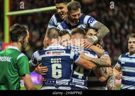 Kingston upon Hull, Regno Unito. 11th Feb 2022. Jai Field #23 di Wigan Warriors celebra la sua prova con i compagni di squadra a Kingston Upon Hull, Regno Unito il 2/11/2022. (Foto di Mark Cosgrove/News Images/Sipa USA) Credit: Sipa USA/Alamy Live News Foto Stock