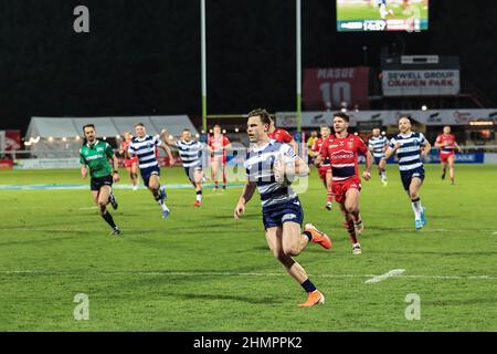 Kingston upon Hull, Regno Unito. 11th Feb 2022. Jai Field #23 di Wigan Warriors va per una prova, a Kingston Upon Hull, Regno Unito il 2/11/2022. (Foto di Mark Cosgrove/News Images/Sipa USA) Credit: Sipa USA/Alamy Live News Foto Stock