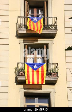 Bandiere della Catalogna per l'indipendenza appese sui balconi a Barcellona, in Spagna. Foto Stock