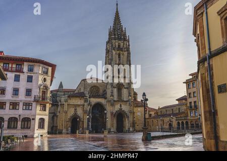 Vista della Cattedrale di Oviedo, Uvieu, nelle Asturie, Spagna Foto Stock