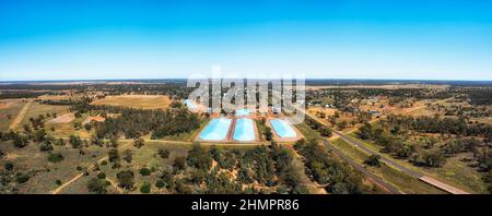 Elevatore e magazzino silo di stoccaggio del grano nella città agricola di Nyngan nell'entroterra australiano. Foto Stock