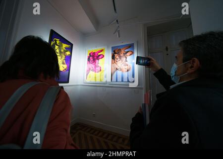 Madrid, Spagna. 11th Feb 2022. Un uomo ha visto scattare foto di dipinti al Palacio de Santa Bárbara, durante la mostra. La mostra di Next Exhibition Company, fa un tour storico e professionale dell'artista Andy Warhol, un viaggio attraverso l'America nel 50s, 60s e 70s. Con la partecipazione di Art Motors e il sostegno della Camera di Commercio Italiana, la mostra sarà aperta al pubblico dal 12 febbraio al 5 giugno. Credit: SOPA Images Limited/Alamy Live News Foto Stock