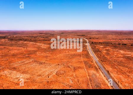 Barrier Highway fuori rotta collina ad Adelaide in colline di entroterra australiano - paesaggio aereo. Foto Stock