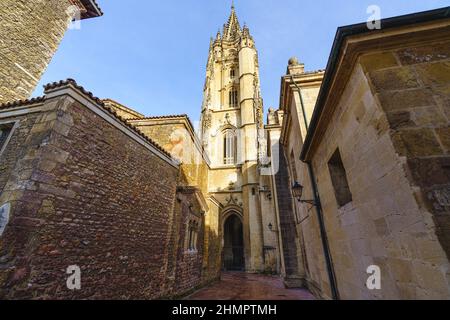 Vista della Cattedrale di Oviedo, Uvieu, nelle Asturie, Spagna Foto Stock