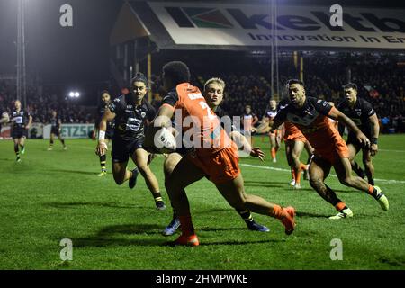 Castleford, Regno Unito. 11th Feb 2022. Castleford, Inghilterra - 11 Febbraio 2022 - Derrell Olpherts of Castleford Tigers segna prova durante la Rugby League Betfred Super League Round 1 Castleford Tigers vs Salford Red Devils al Mend-A-Hose Stadium, Castleford, UK Dean Williams Credit: Dean Williams/Alamy Live News Foto Stock