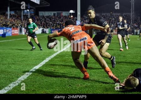 Castleford, Regno Unito. 11th Feb 2022. Castleford, Inghilterra - 11 Febbraio 2022 - Derrell Olpherts of Castleford Tigers segna prova durante la Rugby League Betfred Super League Round 1 Castleford Tigers vs Salford Red Devils al Mend-A-Hose Stadium, Castleford, UK Dean Williams Credit: Dean Williams/Alamy Live News Foto Stock