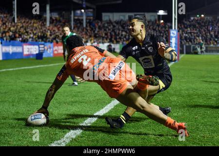 Castleford, Regno Unito. 11th Feb 2022. Castleford, Inghilterra - 11 Febbraio 2022 - Derrell Olpherts of Castleford Tigers segna prova durante la Rugby League Betfred Super League Round 1 Castleford Tigers vs Salford Red Devils al Mend-A-Hose Stadium, Castleford, UK Dean Williams Credit: Dean Williams/Alamy Live News Foto Stock