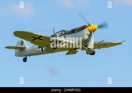 Hispano ha-1112 Buchon G-BWUE in Battle of Britain film Messerschmitt Bf109, Me109 tedesco Luftwaffe fighter colori. Volare. Decollo Foto Stock