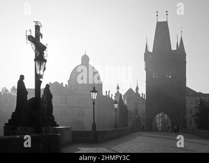 Praga - Ponte Carlo nella nebbia mattutina Foto Stock