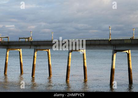 Sole sui mucchi di Deal Pier Foto Stock