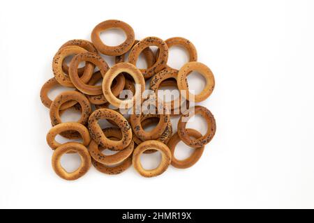 mucchio di bagel con semi di papavero isolato su sfondo bianco, vista dall'alto, concetto di panetteria alimentare Foto Stock