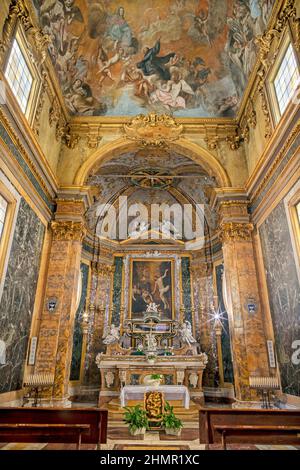Forlí, ITALIA - 10 NOVEMBRE 2021: Il presbiterio in chiesa Basilica di San Pellegrino Laziosi. Foto Stock