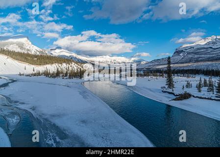 Vista del fiume North Saskatchewan nel Jasper Park lungo la Icefields Pkwy in inverno Foto Stock