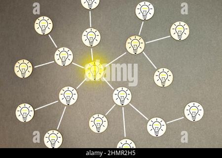 Concetto di ispirazione carta sgualcita lampadina metafora per una buona idea. Foto Stock