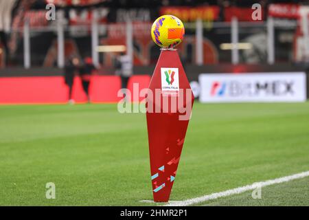 Milano, Italia. 9th Feb 2022. Italia, Milano, 9 2022 febbraio: Pallone invernale ufficiale della Serie A 2021-2022 in campo centrale in attesa del reinserimento delle squadre durante la partita di calcio AC MILAN vs SS LAZIO, QF Coppa Italia 2021-2022 allo stadio San Siro (Credit Image: © Fabrizio Andrea Bertani/Pacific Press via ZUMA Press Wire) Foto Stock