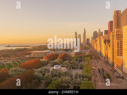 Vista aerea della Golden Hour del Magnificent Mile di Chicago e di Lake Shore Drive con vista su Lincoln Park e sul lago Michigan nel centro di Chicago, Illinois Foto Stock