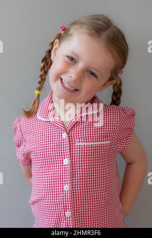 5 anni nel suo abito estivo, Regno Unito Foto Stock
