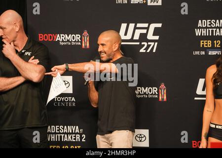 Houston, Texas, HOUSTON, Texas, Stati Uniti. 11th Feb 2022. HOUSTON, TX - Febbraio 11: Jon Anik emcees al Toyota Center per UFC 271: Adesanya vs Whittaker 2 - Ceremonial Weigh-ins il 11 Febbraio 2022 a Houston, Texas, Stati Uniti. (Credit Image: © Louis Grasse/PX Imagens via ZUMA Press Wire) Credit: ZUMA Press, Inc./Alamy Live News Foto Stock