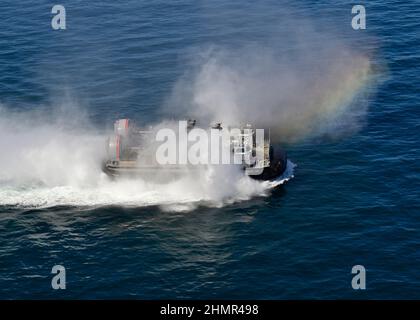 La nuova generazione di imbarcazioni da atterraggio, Ship to Shore Connector (SSC), Landing Craft, Air Cushion (LCAC), ha completato con successo i test di interoperabilità del ponte con USS carter Hall (LSD 50) e ha dimostrato che il velivolo è un altro passo più vicino all'integrazione della flotta. L'evento di test, una collaborazione tra, navi PEO, USS carter Hall, Naval Surface Warfare Center Panama City Division e altri stakeholder, è stato il culmine di mesi di preparazione. I test hanno anche un significato storico, in quanto Panama City, Fl., è la sede del centro di eccellenza del veicolo Air Cushion della Marina con il Foto Stock