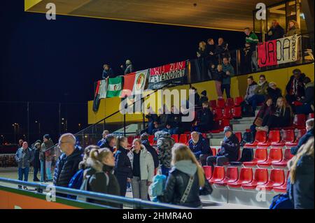 Rotterdam, Paesi Bassi. 11th Feb 2022. ROTTERDAM, PAESI BASSI - FEBBRAIO 11: Sostenitori, seguaci, Banner durante l'olandese pure Energie Woman Eredivie match tra Feyenoord ed Excelsior a New Varkenoord il 11 Febbraio 2022 a Rotterdam, Paesi Bassi (Photo by Kees Kuijt/Orange Pictures) Credit: Orange Pics BV/Alamy Live News Foto Stock