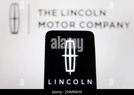 In questa immagine, il logo Lincoln Motor Company è visibile sullo schermo di uno smartphone e di un computer. Foto Stock