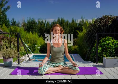 Tandil, Argentina. 11th Feb 2022. Una giovane donna pratica lo yoga a Tandil. Credit: SOPA Images Limited/Alamy Live News Foto Stock