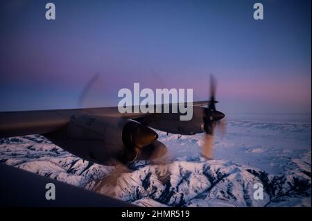 Un aereo C-130 Hercules assegnato all'Ala Airlift 120th, viaggia verso il complesso Mountain Home Range nel sud-est dell'Idaho, 9 febbraio 2022. I membri del 186th Airlift Squadron sono sulla strada per eseguire una missione integrata sortie conducendo un airdrop simulato con una scorta F-15E Strike Eagle. (STATI UNITI Foto della Guardia Nazionale aerea di Tech. SGT. Doskey Devin) Foto Stock