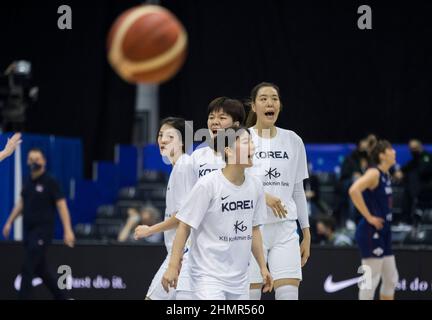 Belgrado, Serbia, 10th febbraio 2022. I giocatori della Corea si arcaranno durante la partita del torneo di qualificazione FIBA Women's Basketball World Cup tra la Corea del Sud e la Serbia a Belgrado, in Serbia. Febbraio 10, 2022. Credit: Nikola Krstic/Alamy Foto Stock