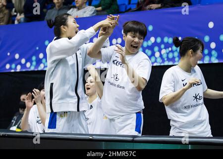 Belgrado, Serbia, 10th febbraio 2022. Un Jin di Corea festeggia con i suoi compagni di squadra durante la partita del torneo di qualificazione FIBA Women's Basketball World Cup tra la Corea del Sud e la Serbia a Belgrado, in Serbia. Febbraio 10, 2022. Credit: Nikola Krstic/Alamy Foto Stock