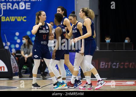 Belgrado, Serbia, 10th febbraio 2022. I giocatori della Serbia reagiscono durante la partita del torneo di qualificazione della Coppa del mondo di pallacanestro femminile FIBA tra la Corea del Sud e la Serbia a Belgrado, in Serbia. Febbraio 10, 2022. Credit: Nikola Krstic/Alamy Foto Stock