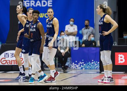 Belgrado, Serbia, 10th febbraio 2022. I giocatori della Serbia reagiscono durante la partita del torneo di qualificazione della Coppa del mondo di pallacanestro femminile FIBA tra la Corea del Sud e la Serbia a Belgrado, in Serbia. Febbraio 10, 2022. Credit: Nikola Krstic/Alamy Foto Stock