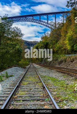 Binari ferroviari e il Ponte New River Gorge da Fayette Station, New River Gorge National Park, West Virginia, USA Foto Stock
