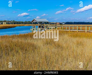 Ponte di legno sulla palude di sale del fiume Waccamaw, Pawleys Island, Carolina del Sud, USA Foto Stock