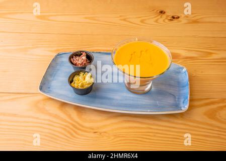 Il salmorejo è una crema che viene normalmente servita come primo piatto; è una preparazione tradizionale di Cordoba Foto Stock