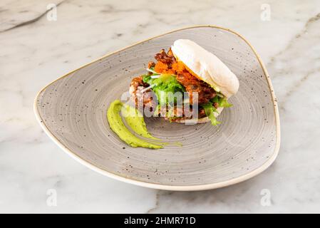 Il granchio a guscio morbido è un tipo di granchio che può essere mangiato intero quando cotto poco dopo che ha versato il suo guscio. Foto Stock