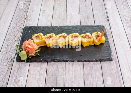 makis di fette di verdure. Sushi rotoli ripieni di una gustosa combinazione di ingredienti di qualità, ricoperti con fette di verdure colorate Foto Stock