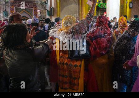 Ajmer, India. 11th Feb 2022. I devoti partecipano al rituale del bade Kul Ki Rasam ad Ajmer Sharif Dargah durante Urs. Il festival degli Urs è un festival annuale che si tiene ad Ajmer, che commemora l'anniversario della morte di Sufi san Moinuddin Chishti (fondatore dell'Ordine Chishtiya Sufi in India). Si svolge in sei giorni e presenta dhikr (zikr) di notte qawwali canto. L'anniversario si celebra nel settimo mese del calendario lunare islamico. Migliaia di pellegrini visitano il santuario da tutta l'India e dall'estero. (Foto di Shaukat Ahmed/Pacific Press) Credit: Pacific Press Med Foto Stock