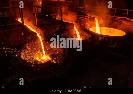 Spillatura di scorie di altoforno. La scoria fusa viene versata in una siviera. Foto Stock