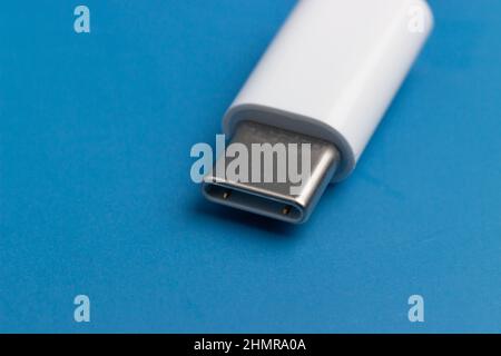 USB Type-C isolato su sfondo blu, il tipo di cavo più comune attualmente utilizzato Foto Stock