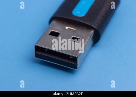 USB A isolato su sfondo blu, uno dei primi tipi di cavo Foto Stock