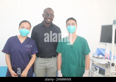 Juba, Sudan del Sud. 10th Feb 2022. Bino Andrea (C), direttore del Dipartimento di emergenza e incidenti, propone una foto di gruppo con i medici cinesi Chen li (L) e Yang Jie (R) al Juba Teaching Hospital di Juba, Sudan del Sud, 10 febbraio 2022. PER ANDARE CON: 'Medicina cinese offrire respite ai cittadini del sud Sudan gratting con ailments' Credit: Denis Elamu/Xinhua/Alamy Live News Foto Stock