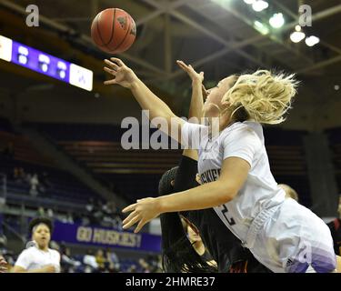 Seattle, WA, Stati Uniti. 11th Feb 2022. Washington Center Nancy Mulkey durante la prima metà della partita di pallacanestro femminile NCAA tra i Trojan USC e Washington Huskies all'HEC Edmundson Pavilion di Seattle, WA. Steve Faber/CSM/Alamy Live News Foto Stock