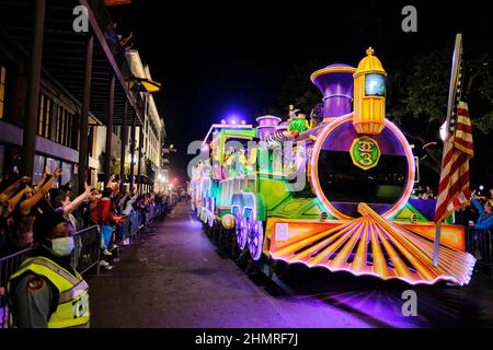 Mobile, Alabama, Stati Uniti. 11th Feb 2022. Un galleggiante con la Conde Cavaliers scorre per le strade del centro di Mobile, Alabama USA come parte delle celebrazioni del Mardi Gras il 11 febbraio 2020. Questa è la prima volta in quasi due anni che una sfilata ha rotolato durante la stagione del Mardi Gras come tutte le sfilate dove annullato l'anno scorso a causa della pandemia di Covid-19. Mobile è sede della più antica celebrazione del Mardi Gras del paese, anche prima di quella di New Orleans, Louisiana. (Credit Image: © Dan Anderson/ZUMA Press Wire) Credit: ZUMA Press, Inc./Alamy Live News Foto Stock