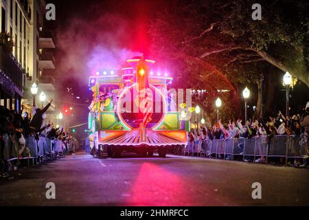 Mobile, Alabama, Stati Uniti. 11th Feb 2022. Un galleggiante con la Conde Cavaliers scorre per le strade del centro di Mobile, Alabama USA come parte delle celebrazioni del Mardi Gras il 11 febbraio 2020. Questa è la prima volta in quasi due anni che una sfilata ha rotolato durante la stagione del Mardi Gras come tutte le sfilate dove annullato l'anno scorso a causa della pandemia di Covid-19. Mobile è sede della più antica celebrazione del Mardi Gras del paese, anche prima di quella di New Orleans, Louisiana. (Credit Image: © Dan Anderson/ZUMA Press Wire) Credit: ZUMA Press, Inc./Alamy Live News Foto Stock
