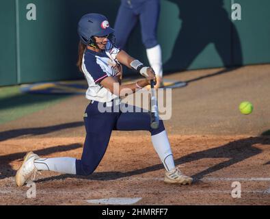 Baton Rouge, LOUISIANA, Stati Uniti. 11th Feb 2022. La Odalys Cordova (27) dell'Alabama meridionale guida un campo durante l'azione di softball dell'NCAA tra la University of South Alabama Jaguars e la LSU Tigers al Tiger Park di Baton Rouge, LOUISIANA. Jonathan Mailhes/CSM/Alamy Live News Foto Stock