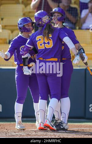 Baton Rouge, LOUISIANA, Stati Uniti. 11th Feb 2022. La Georgia Clark della LSU (25) viene incontrata in casa dopo la sua casa gestita dai compagni di squadra Ali Newland (44) e Shelbi Sunseri (27) durante l'azione di softball della NCAA tra l'Università del Sud Alabama Jaguars e le Tigers della LSU al Tiger Park di Baton Rouge, LA. Jonathan Mailhes/CSM/Alamy Live News Foto Stock