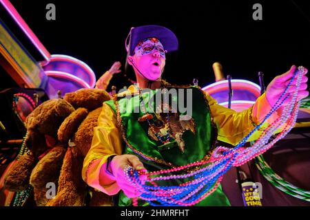 Mobile, Alabama, Stati Uniti. 11th Feb 2022. Un pilota galleggiante con i Conde Cavaliers scorre per le strade del centro di Mobile, Alabama USA come parte delle celebrazioni del Mardi Gras il 11 febbraio 2020. Questa è la prima volta in quasi due anni che una sfilata ha rotolato durante la stagione del Mardi Gras come tutte le sfilate dove annullato l'anno scorso a causa della pandemia di Covid-19. Mobile è sede della più antica celebrazione del Mardi Gras del paese, anche prima di quella di New Orleans, Louisiana. (Credit Image: © Dan Anderson/ZUMA Press Wire) Credit: ZUMA Press, Inc./Alamy Live News Foto Stock
