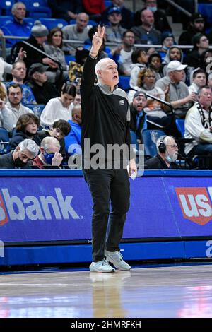 St. Louis, Stati Uniti. 11th Feb 2022. 11 febbraio 2022: Il capo allenatore di St. Bonaventure Bonnies Mark Schmidt segnala il gioco difensivo che vuole in una conferenza A-10 dove i Bonnies di St. Bonaventure hanno visitato il St. Louis Billikens. Si è tenuto presso la Chaifetz Arena di St. Louis, MO Richard Ulreich/CSM Credit: CAL Sport Media/Alamy Live News Foto Stock