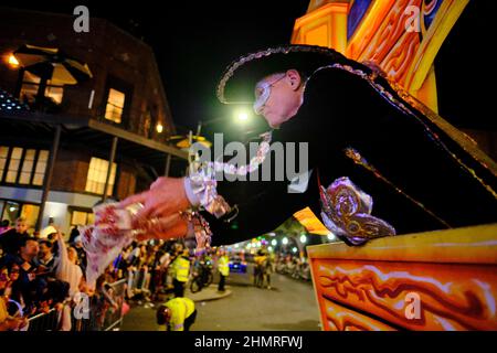 Mobile, Alabama, Stati Uniti. 11th Feb 2022. Un pilota galleggiante con i Conde Cavaliers scorre per le strade del centro di Mobile, Alabama USA come parte delle celebrazioni del Mardi Gras il 11 febbraio 2020. Questa è la prima volta in quasi due anni che una sfilata ha rotolato durante la stagione del Mardi Gras come tutte le sfilate dove annullato l'anno scorso a causa della pandemia di Covid-19. Mobile è sede della più antica celebrazione del Mardi Gras del paese, anche prima di quella di New Orleans, Louisiana. (Credit Image: © Dan Anderson/ZUMA Press Wire) Credit: ZUMA Press, Inc./Alamy Live News Foto Stock