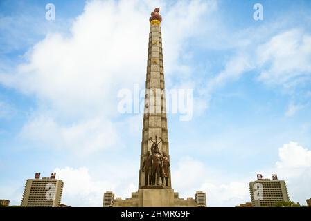 29 aprile 2019: La torre Juche e il monumento che accompagna il Partito operaio di Corea situato a Pyongyang, la capitale della Corea del Nord. la giudice Foto Stock
